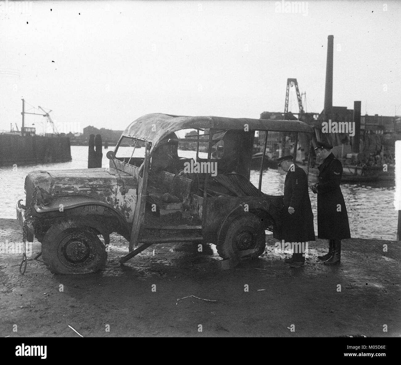 Ce titre fait référence à une image ou un document documentant l'incident tragique des pompiers morts dans l'exercice de leurs fonctions à Vlaardingen, aux pays-Bas. L’événement est un rappel solennel des risques auxquels sont confrontés les services d’urgence. Banque D'Images