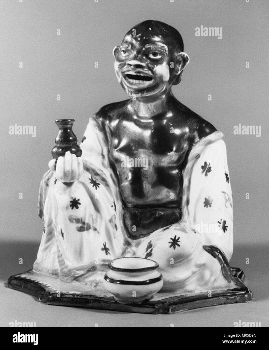 Cet artefact, représentation d'une divinité bouddhiste, fait partie de la collection du Metropolitan Museum of Art. Il reflète les traditions religieuses et artistiques du bouddhisme, mettant en valeur des formes divines souvent utilisées dans le culte spirituel et les rituels. Banque D'Images