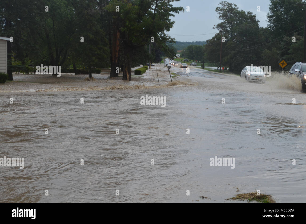 L'inondation soudaine de Canandaigua s'est produite le 23 juillet 2017, dans la région près de County Road 18, Canandaigua, New York. L'événement a causé d'importantes inondations, affectant les infrastructures locales et les résidents. Banque D'Images