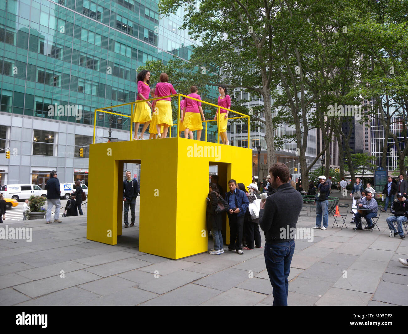 L'image capture une performance des danseurs de haut niveau au Bryant Park, un parc public renommé de New York. Les danseurs présentent une démonstration artistique de mouvement, contribuant ainsi à l’offre culturelle du parkâ€™s. Banque D'Images
