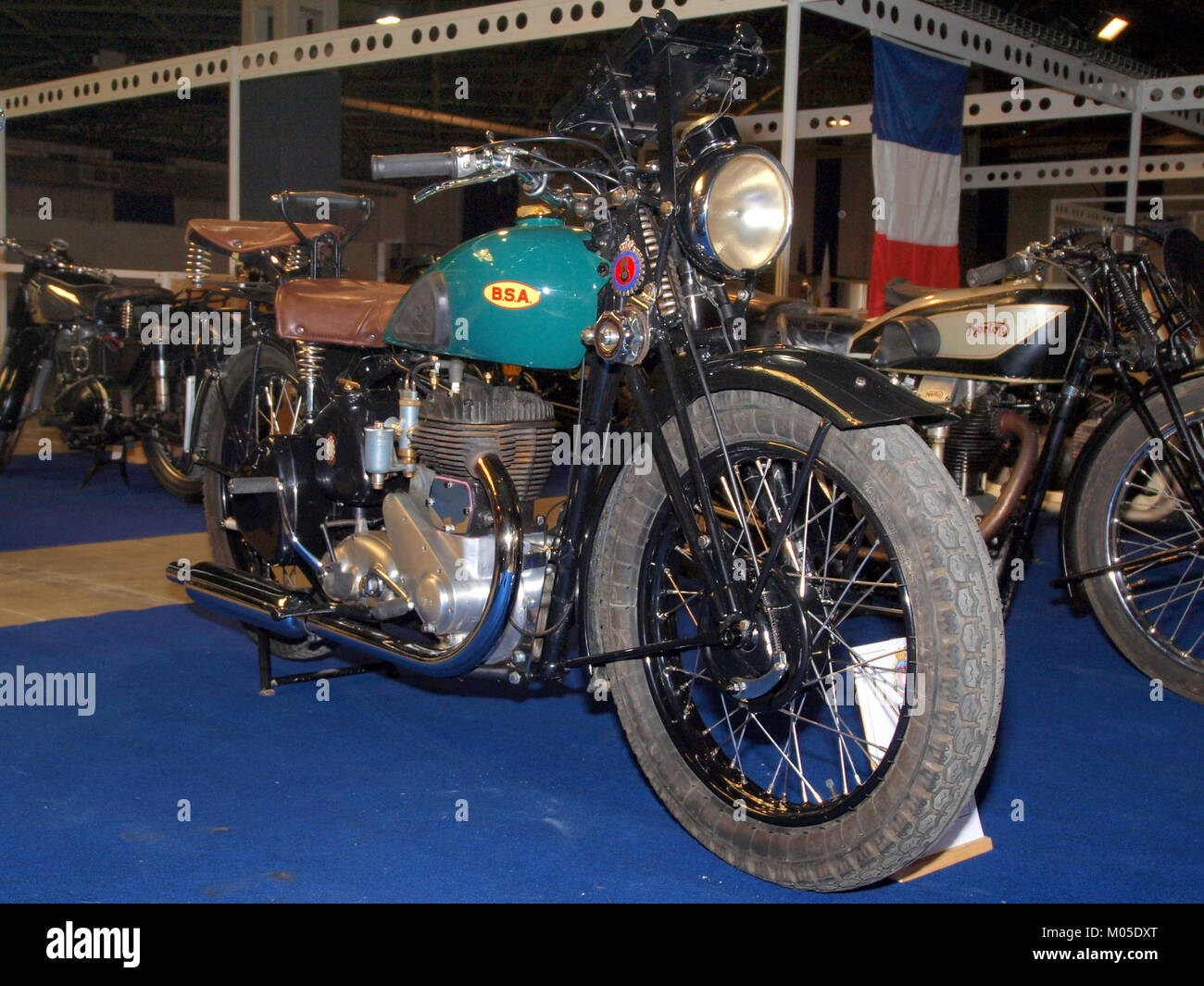 La BSA M20 500cc, produite en 1939, est une moto britannique classique connue pour son design robuste et son utilisation militaire pendant la seconde Guerre mondiale. La moto est propulsée par un moteur de 500cc et a été largement utilisée par l'armée britannique pour la reconnaissance et d'autres rôles. Il est réputé pour sa durabilité et a été une partie importante de la flotte de transport militaire pendant la guerre. Banque D'Images