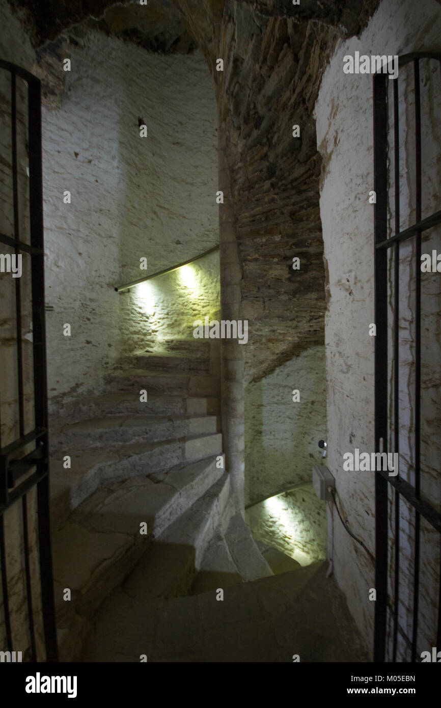 La cage d'escalier intérieure du château de Caerphilly, une fortification médiévale importante au pays de Galles, offre un aperçu de l'architecture défensive et de l'importance historique du castleâ€™s. Banque D'Images