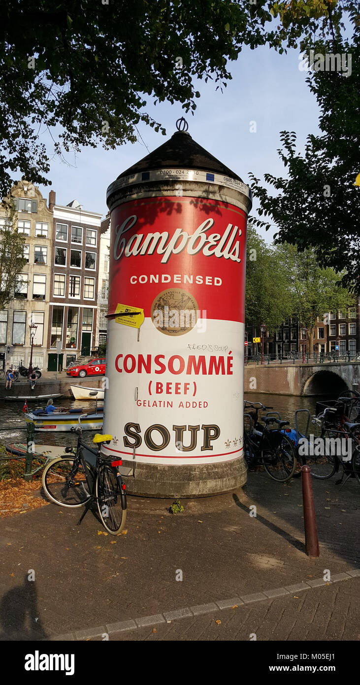 Cette canette de soupe condensée Campbell's est un produit emblématique de l'industrie alimentaire, reflétant la culture de consommation américaine. Le design a été célébré dans l'art et la publicité, en particulier dans le travail d'Andy Warhol. Banque D'Images