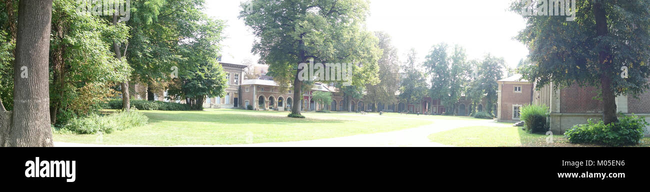 La Bruzzel20 est une pièce industrielle mettant en valeur le design contemporain. C'est un travail d'ingénierie moderne qui met l'accent sur les matériaux innovants et les techniques de construction, reflétant les tendances actuelles dans le design industriel. Banque D'Images