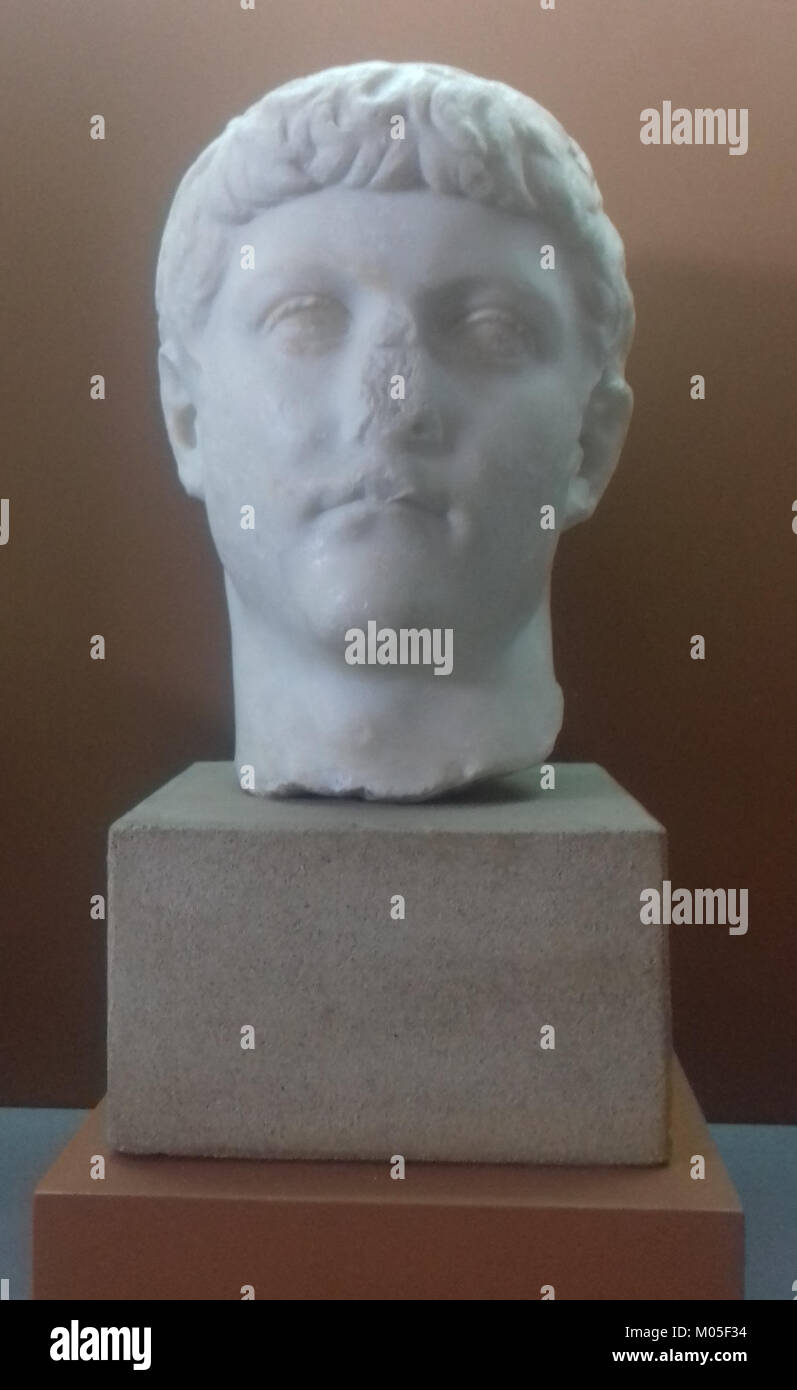 Le buste de Germanicus, situé à Odessa, en Ukraine, représente le général romain et empereur. Germanicus était connu pour ses réalisations militaires et son rôle dans l'histoire romaine au début de la période impériale. Banque D'Images