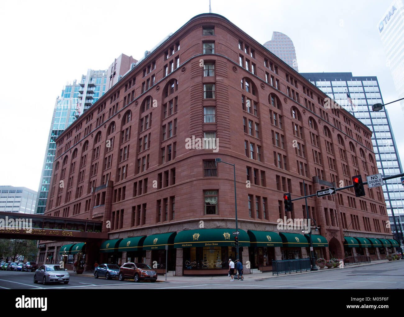Le Brown Palace Hotel, monument historique de Denver, est connu pour sa grande architecture et sa riche histoire. Il est un établissement de premier plan depuis son ouverture, offrant luxe et élégance au cœur de la ville. Banque D'Images
