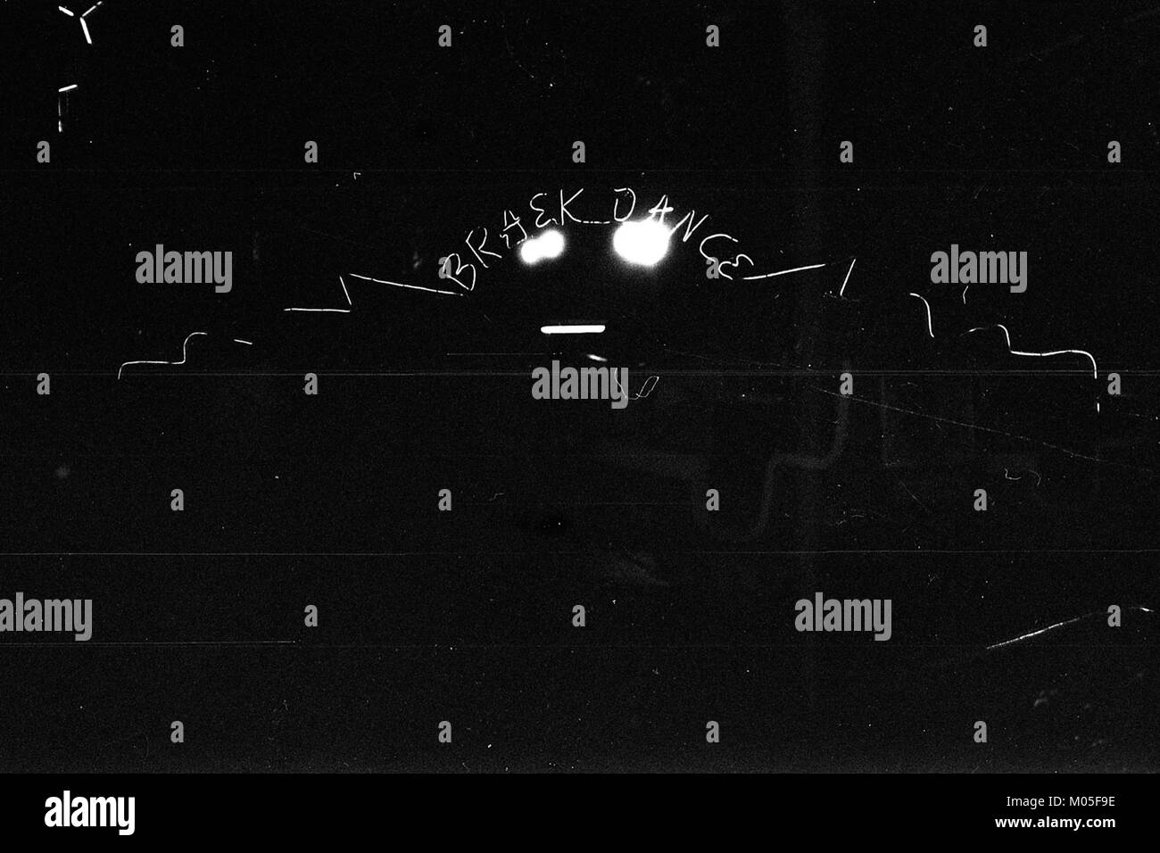 La breakdance, également connue sous le nom de b-boying, est un style de danse de rue qui a émergé dans les années 1970, caractérisé par des mouvements acrobatiques, des jeux de pieds et des poses dramatiques, généralement exécutés sur de la musique hip-hop. Banque D'Images