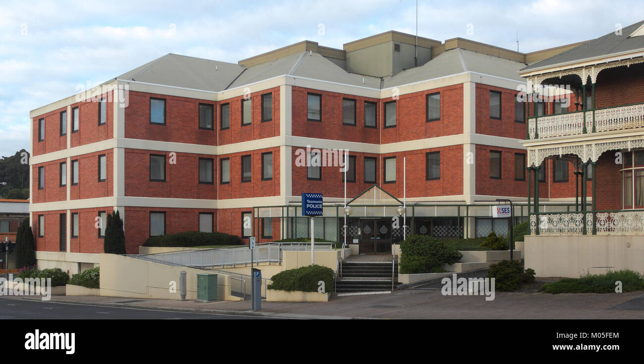 Le poste de police de Burnie, photographié en 2017, est un centre d'application de la loi clé à Burnie, en Tasmanie, en Australie, offrant des services à la communauté locale et maintenant l'ordre public. Banque D'Images