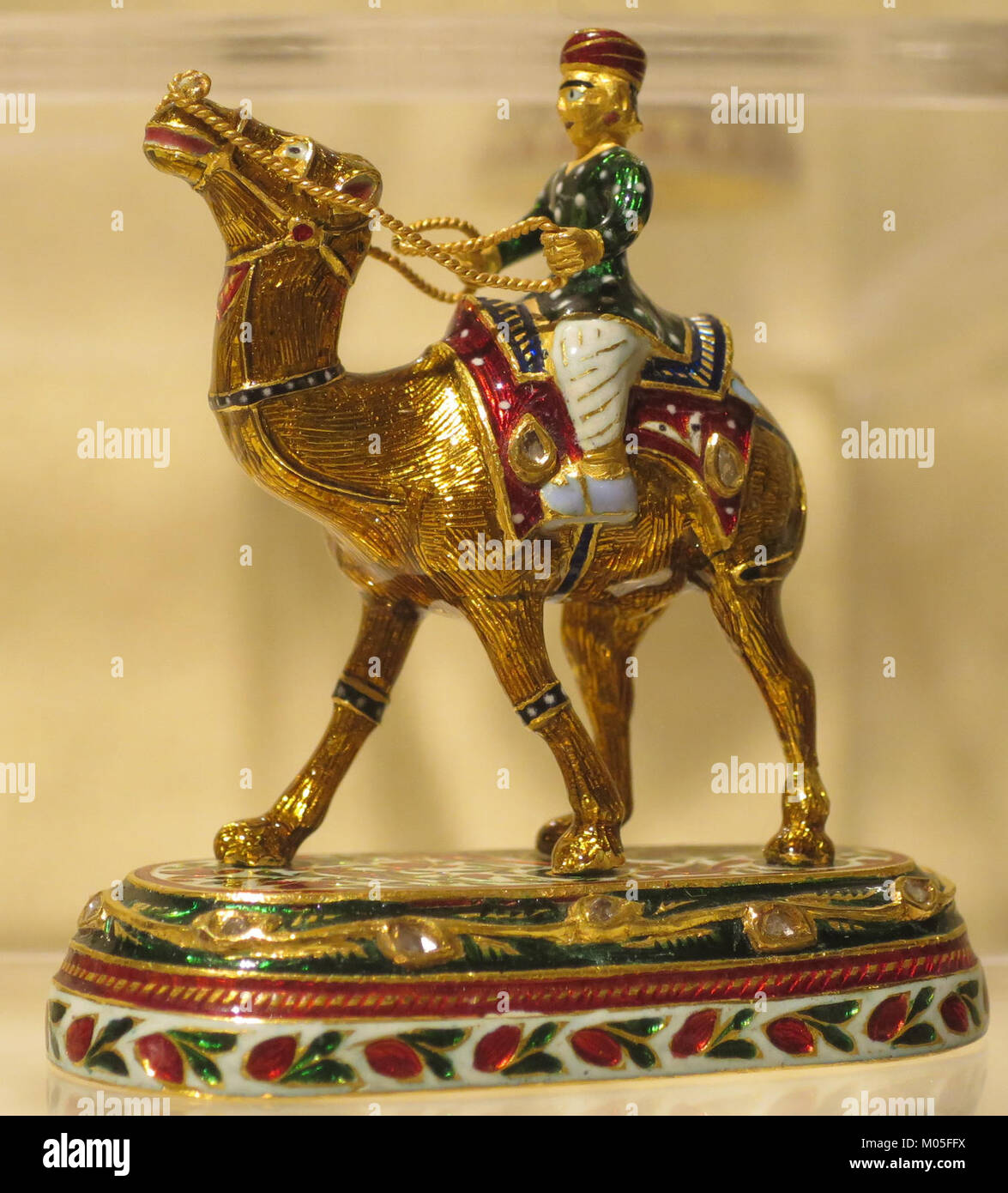 Figurine de chameau de Jaipur de 1900 avec cavalier, émaillée d'or et de pierres précieuses, mesurant 5,2 x 2,4 x 4,9 cm, faisant partie de la collection Doris Duke Foundation for Islamic Art. Banque D'Images