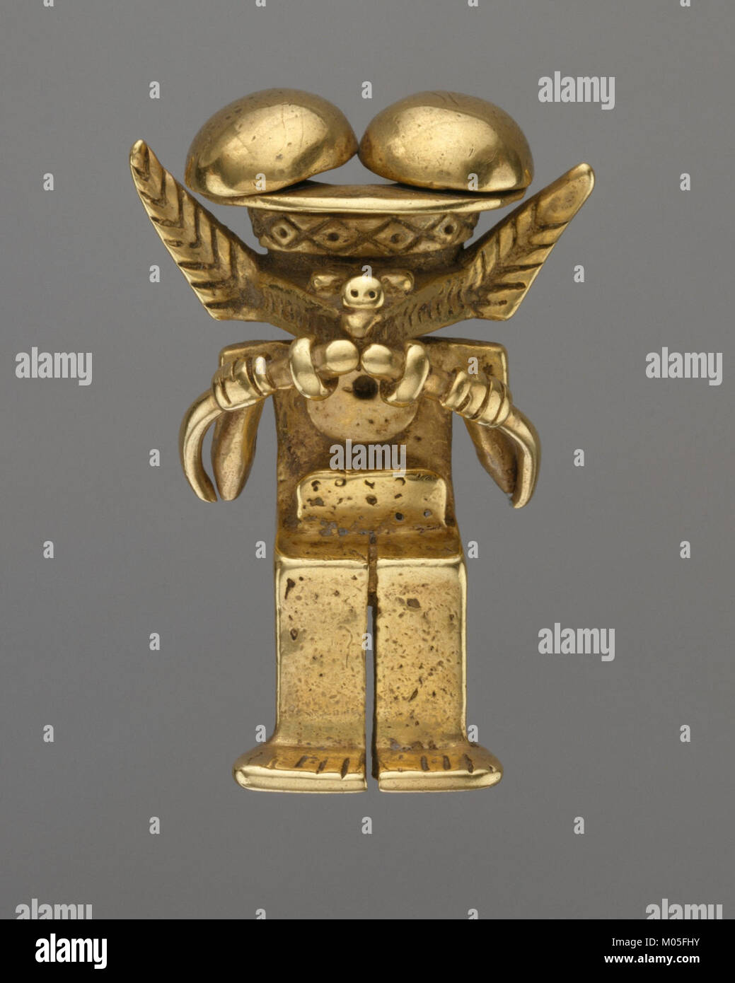 Ce pendentif, qui fait partie de la collection MET, est orné d'une tête d'animal et représente l'artisanat d'art ancien. Sa conception reflète l'importance culturelle et religieuse de son époque. Banque D'Images