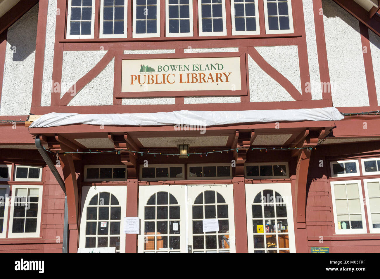 La bibliothèque publique de Bowen Island, en Colombie-Britannique, au Canada, est réputée pour sa conception architecturale moderne. L'extérieur reflète un mélange de styles contemporains avec un accent sur l'intégration de la bibliothèque dans son environnement naturel, contribuant ainsi au paysage culturel de islandâ€™s. Banque D'Images