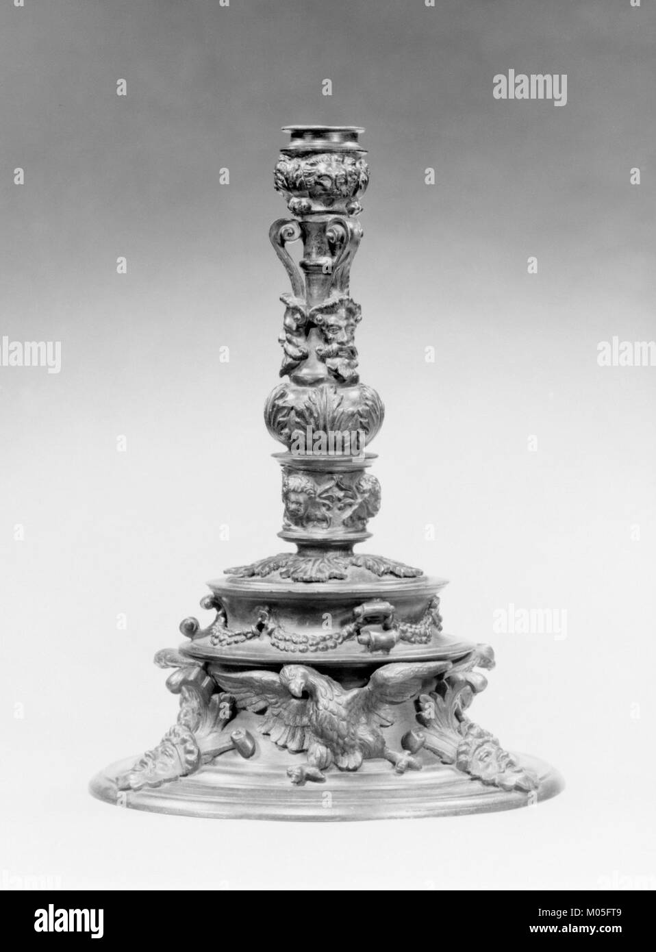 Ce chandelier, tenu par le Metropolitan Museum of Art (MET), est un exemple de savoir-faire artisanal. Sa conception et ses matériaux reflètent les compétences artistiques et métallurgiques de la période au cours de laquelle il a été créé, mettant en valeur son importance historique et artistique. Banque D'Images