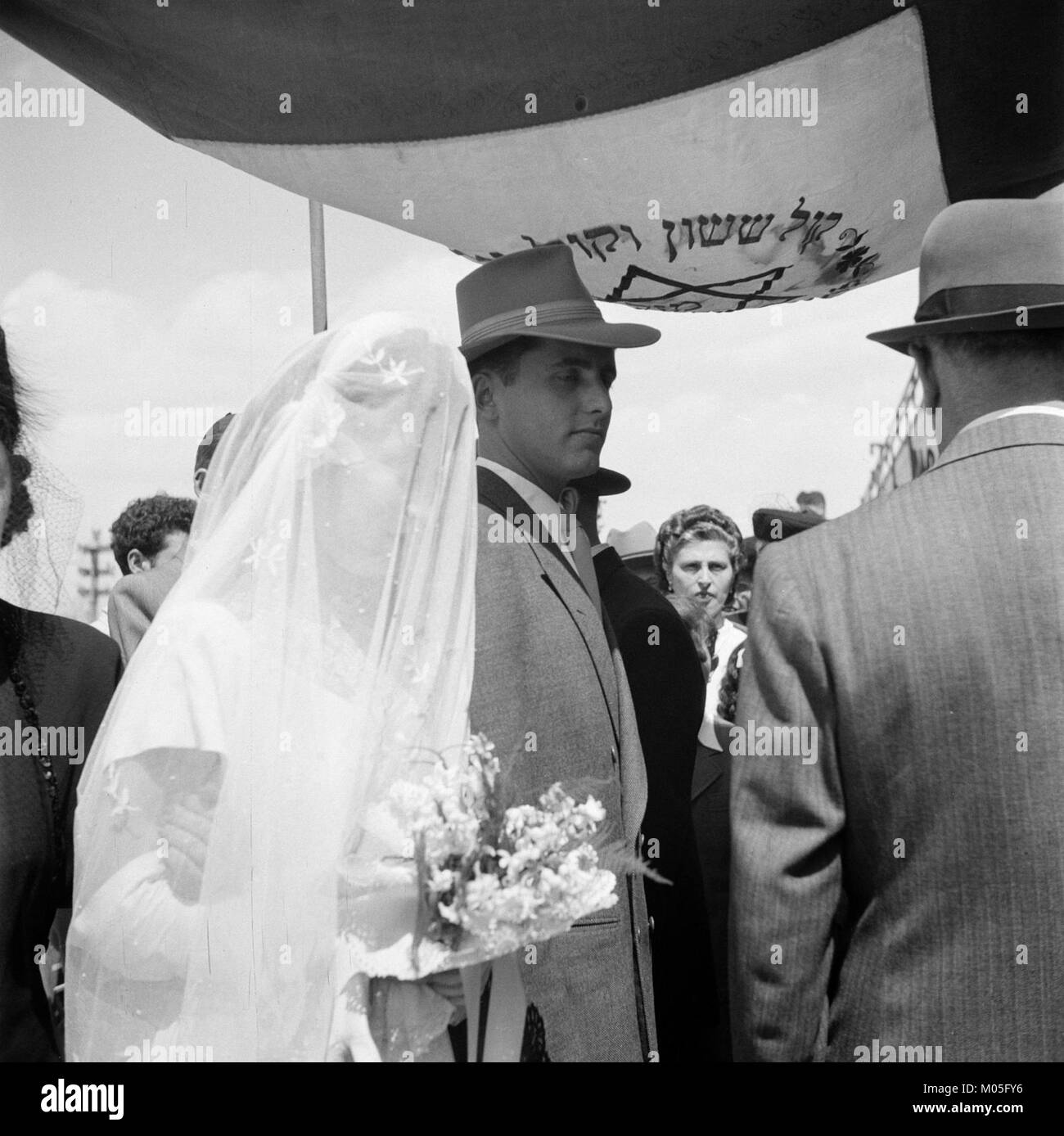 Bruidspaar onder een 'het baldakijn choepa', waaronder de huwelijksvoltrekking Bestanddeelnr p, 255-0311 Banque D'Images