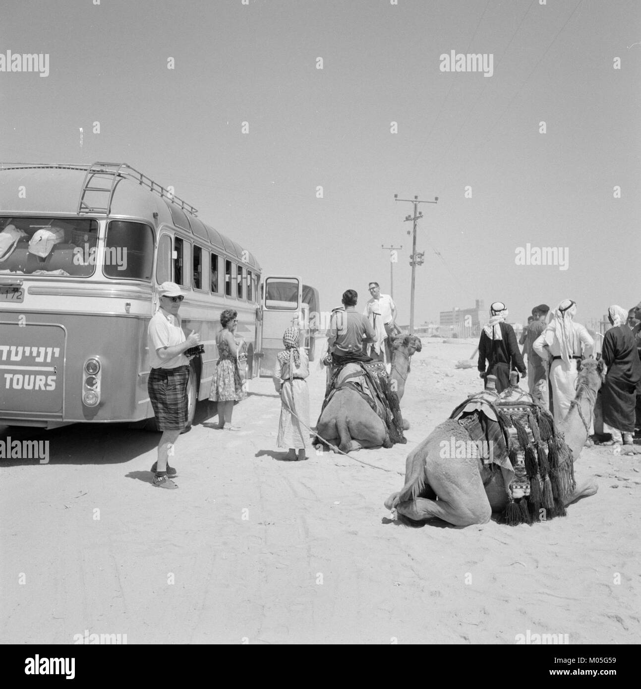 Un bus avec des touristes s'arrête dans le désert près de Beersheba, Israël, permettant aux passagers de se reposer et de profiter du paysage. Cette image capture un moment de voyage et d'exploration dans le désert. Banque D'Images
