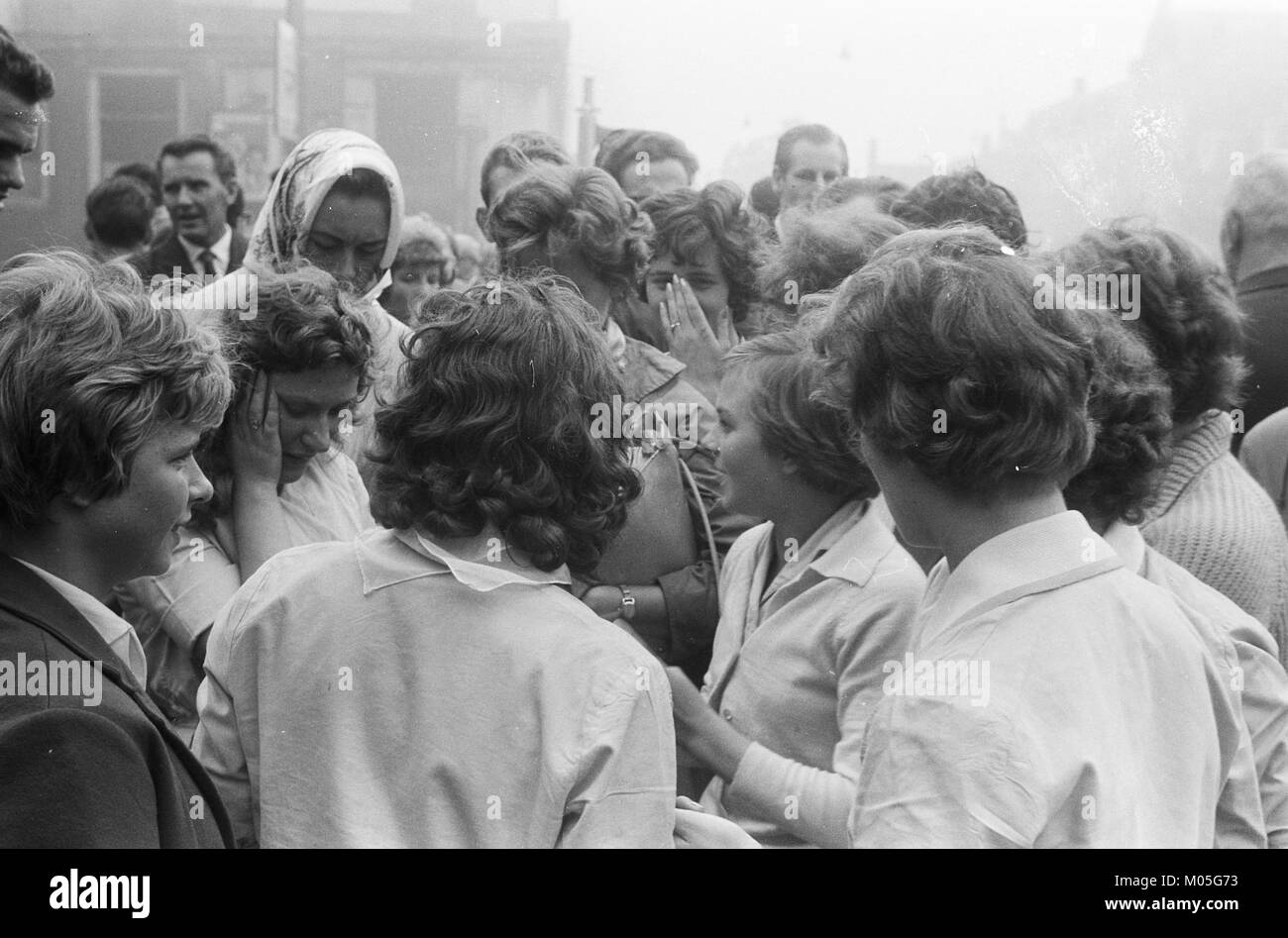 Cette image représente une publicité de marque mettant en vedette des filles de V & d, un grand magasin néerlandais bien connu. La publicité présente la ligne de vêtements du magasin pour femmes et enfants au début du XXe siècle. Banque D'Images