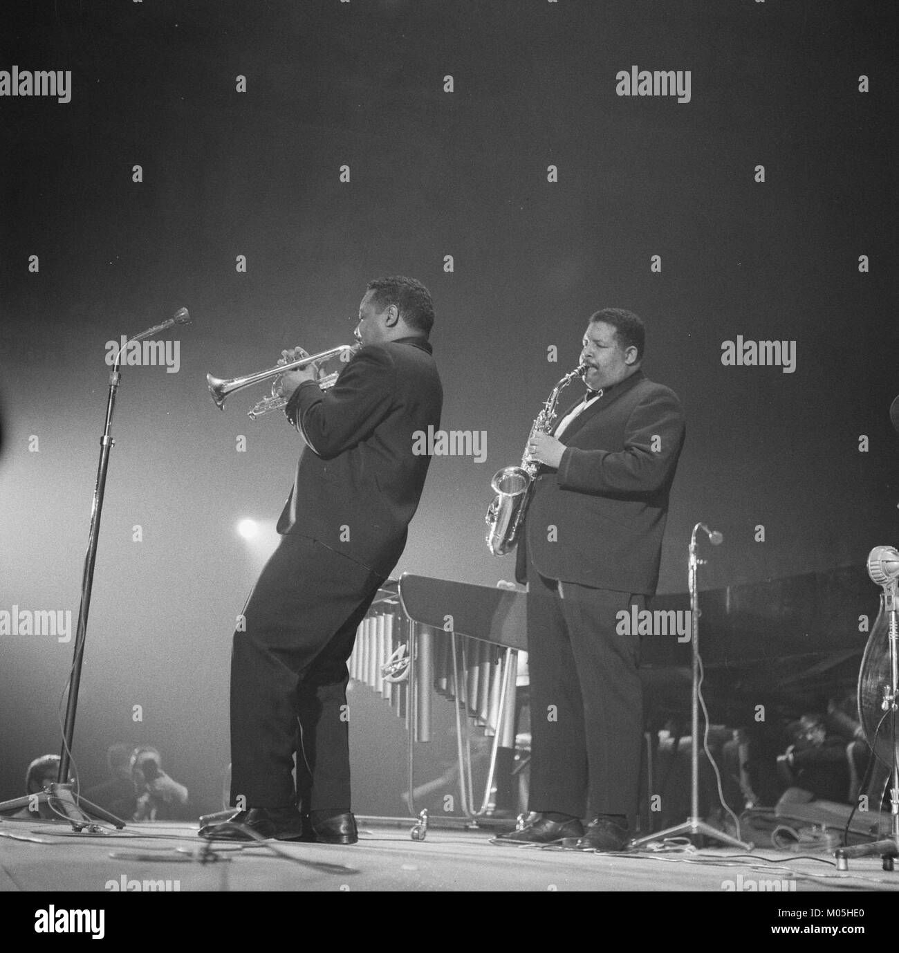 Cannonhall Adderley donne un concert de nuit au Concertgebouw, interprété par les frères Adderley, dans le cadre d'un événement culturel. Le concert met en valeur la musique classique, mettant en valeur à la fois les talents des frères et sœurs Adderley et le prestigieux lieu d'Amsterdam, aux pays-Bas. Banque D'Images