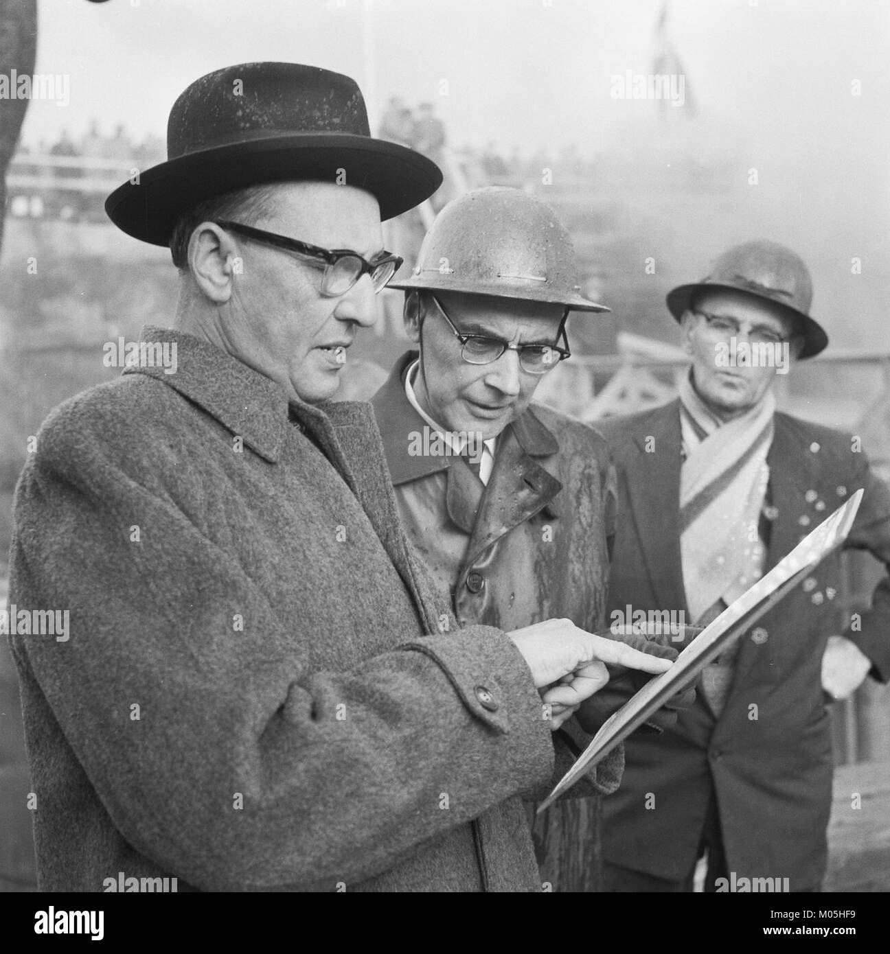 Cette image historique montre le maire de Van Hall, aux pays-Bas, posant les bases d'un nouveau pilier à la Banque nationale néerlandaise. Cet événement marque un moment important dans l'histoire bancaire du pays. Banque D'Images