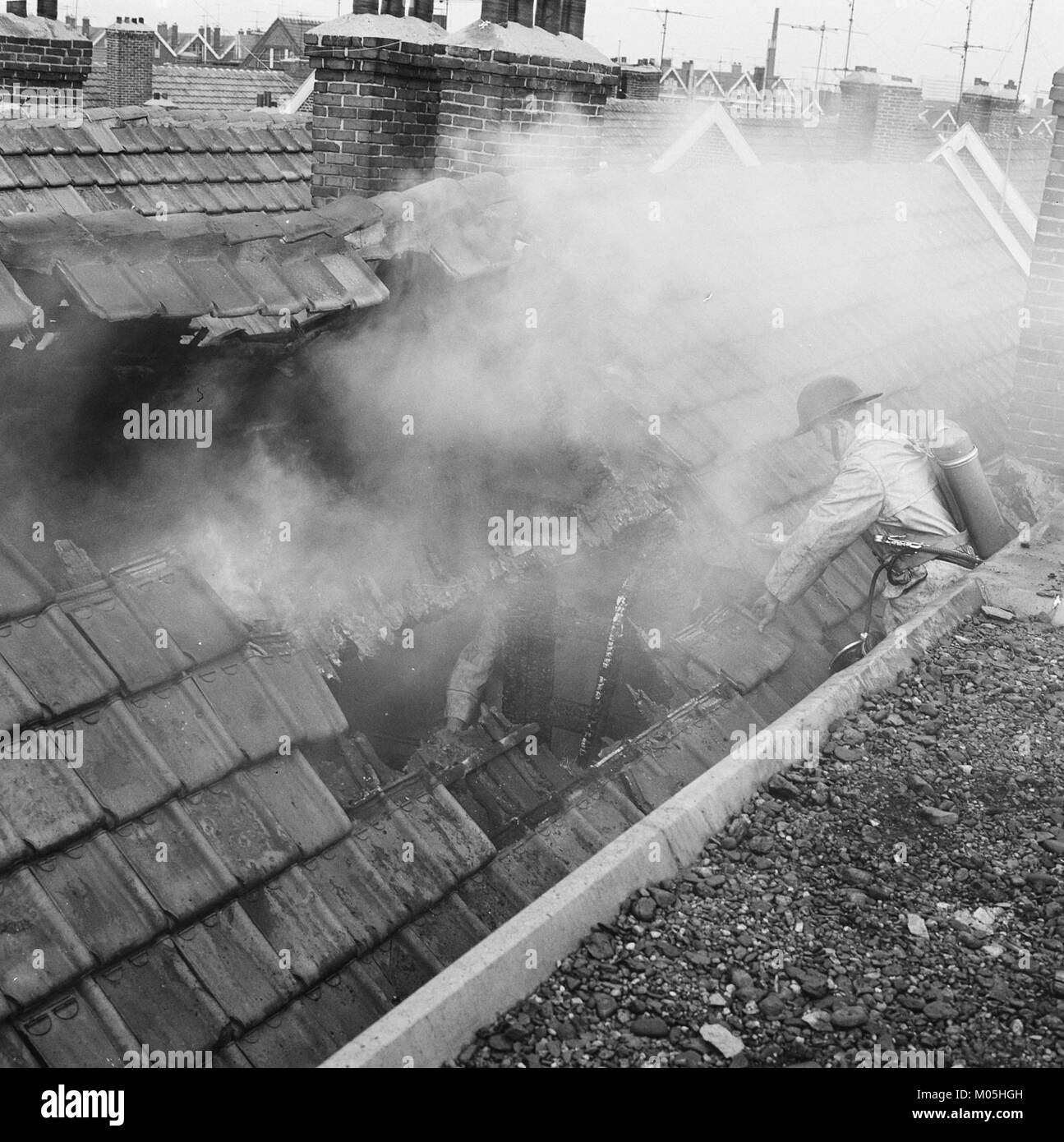 Cette image représente un incendie à Haringpakkerstraat, Rotterdam, illustrant la gravité de l'incident. L'incendie, événement important dans l'histoire de la ville, met en lumière les défis de la sécurité urbaine et de la lutte contre les incendies dans les zones densément peuplées. Banque D'Images