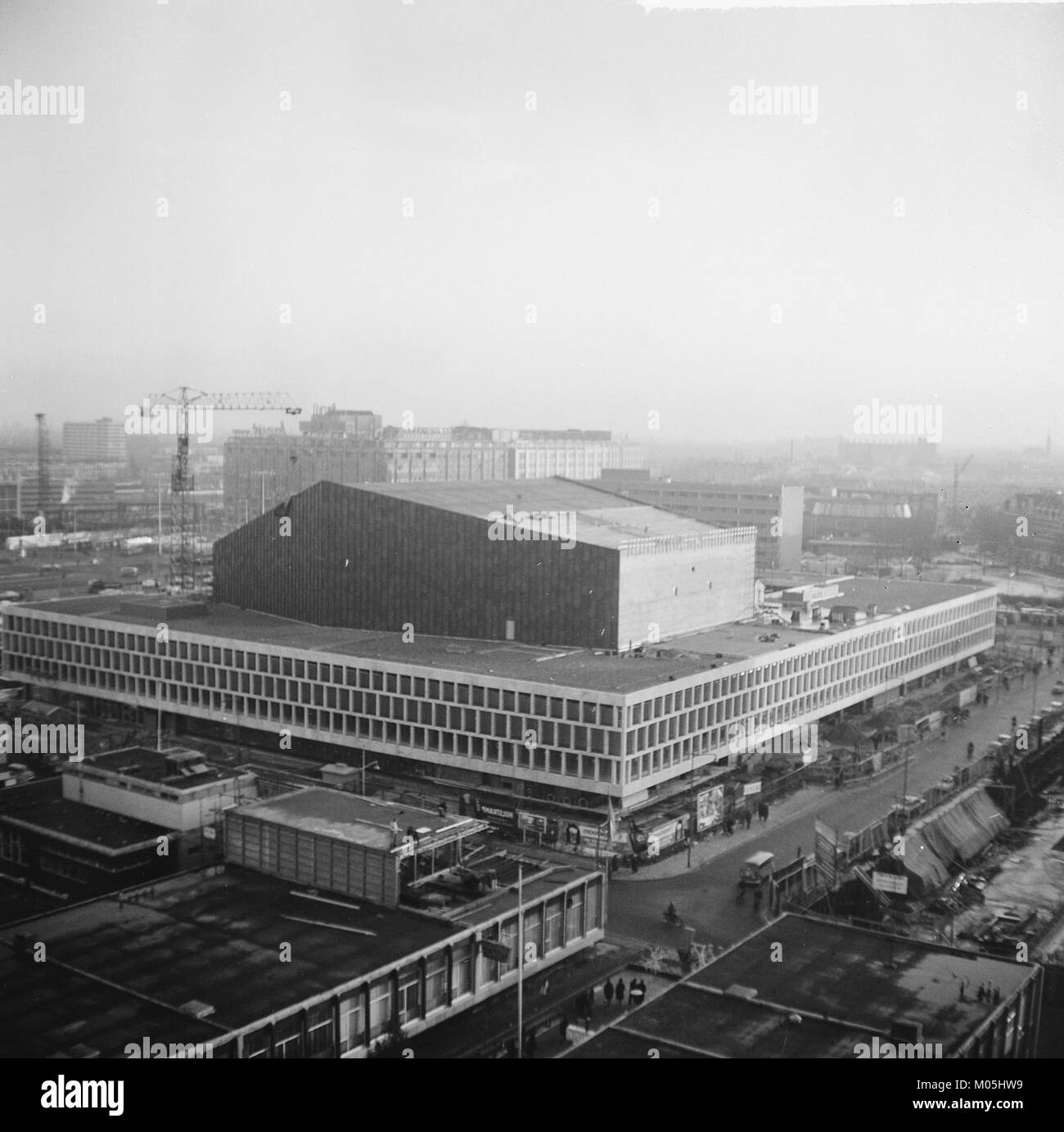 La construction du Concertgebouw de Rotterdam, un bâtiment emblématique de Rotterdam, aux pays-Bas, connu pour son importance architecturale et son rôle culturel dans la ville. L'image met en évidence son processus de construction et sa conception. Banque D'Images