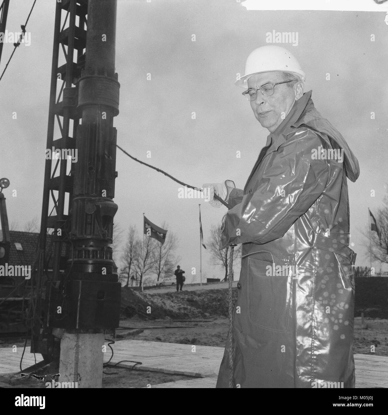 La photo capture le moment où Burgemeester Van Hall, le maire d'Amsterdam, a posé le premier pilier de fondation dans le quartier de Bijlmermeer à Amsterdam. C’est le début d’un grand projet de développement urbain au XXe siècle. Banque D'Images