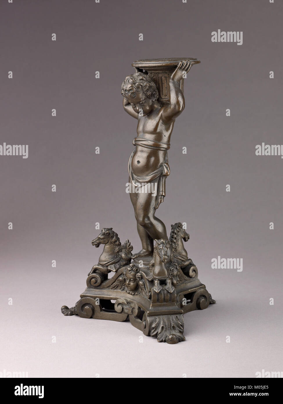 Ce chandelier est conçu sous la forme d'un putto, mettant en valeur un mélange d'art décoratif et de design fonctionnel. Il fait partie d'une plus grande collection d'objets similaires au Metropolitan Museum of Art. Banque D'Images