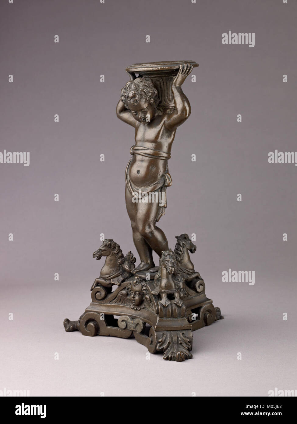 Ce chandelier en forme de putto est une pièce unique de décorations aménagées Le design complexe du chandelier reflète l'influence artistique classique et l'artisanat de son époque. Banque D'Images