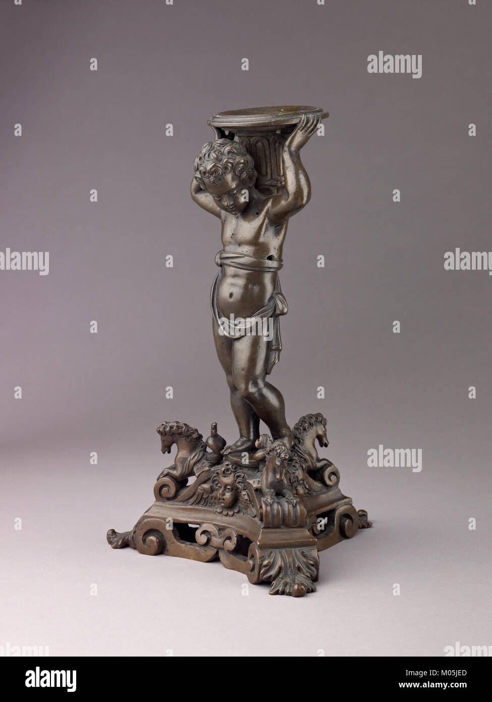 Ce chandelier est conçu sous la forme d'un putto, un motif commun dans les arts décoratifs Renaissance et baroque Il reflète l'artisanat complexe et l'esthétique du design de l'époque. Banque D'Images