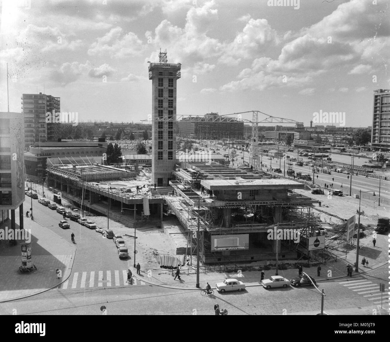 La construction de l’hôtel Hilton aux pays-Bas, catalogué Bestanddeelnr 912-8226, représente un développement significatif dans le secteur hôtelier de la région. Banque D'Images