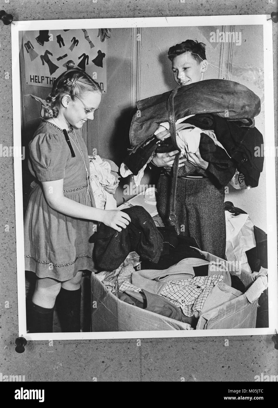 Canadese verzamelen schoolkinderen Bestanddeelnr kleding voor Europa, 901-3985 Banque D'Images