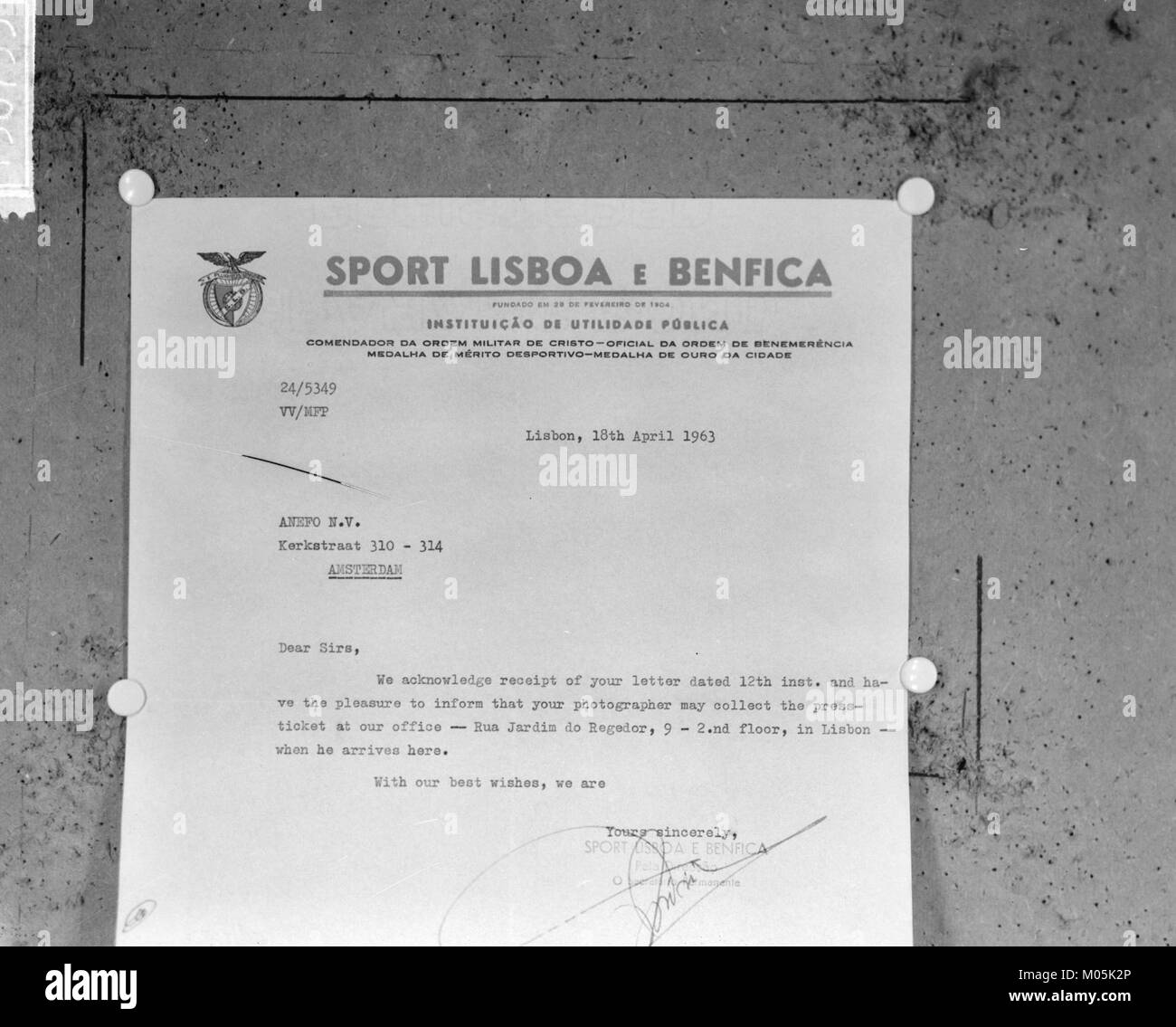 Le 'Briefhoofd' est le papier à en-tête de Sport Lisboa e Benfica, un prestigieux club sportif portugais. Le papier à en-tête est utilisé pour la correspondance officielle et reflète l'image de marque et l'identité du club. Banque D'Images