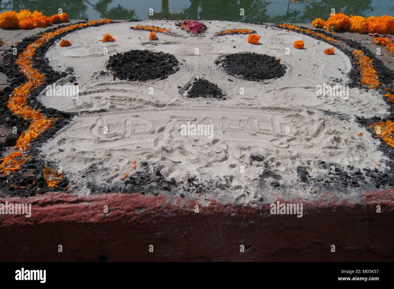 Calavera (crâne) faite de cendres, souvent utilisée dans la culture mexicaine, symbolisant la mort et le souvenir. La calavera fait partie d'une célébration traditionnelle, reliant l'art à des rituels culturels tels que le jour des morts. Banque D'Images
