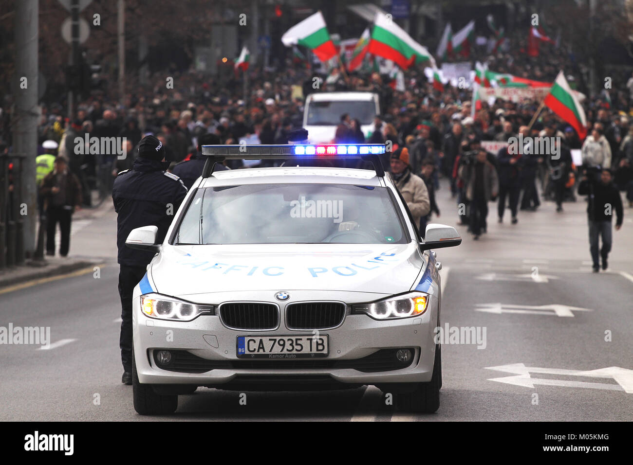 SOFIA, BULGARIE - 17 février 2013 : voitures de police de bloquer la circulation dans la partie centrale de Sofia pour protester contre les factures d'électricité de l'monop Banque D'Images