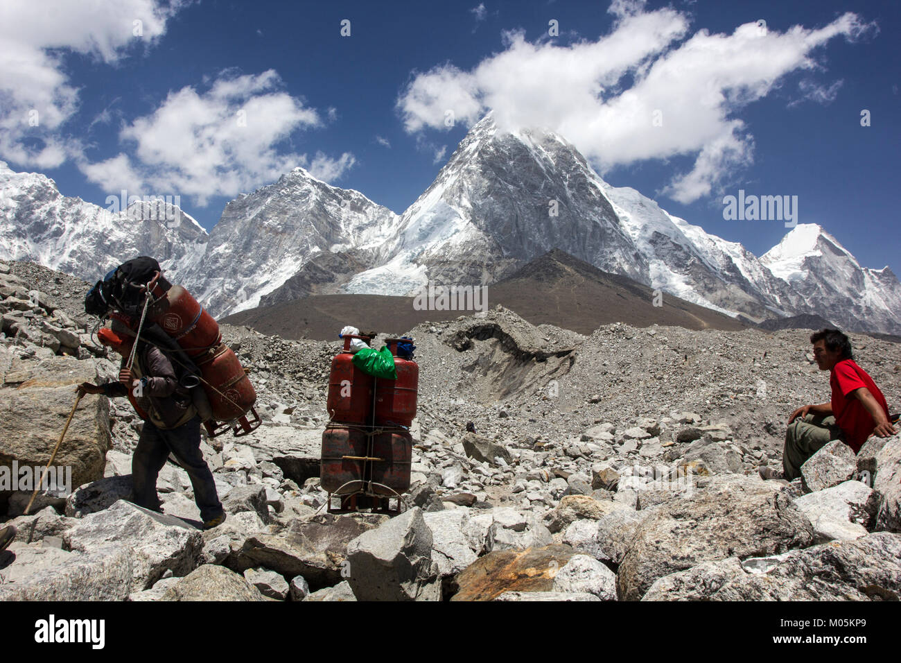 Les portiers faire tomber la bouteille de gaz à partir de la camp de base de l'Everest à Lukla. Banque D'Images