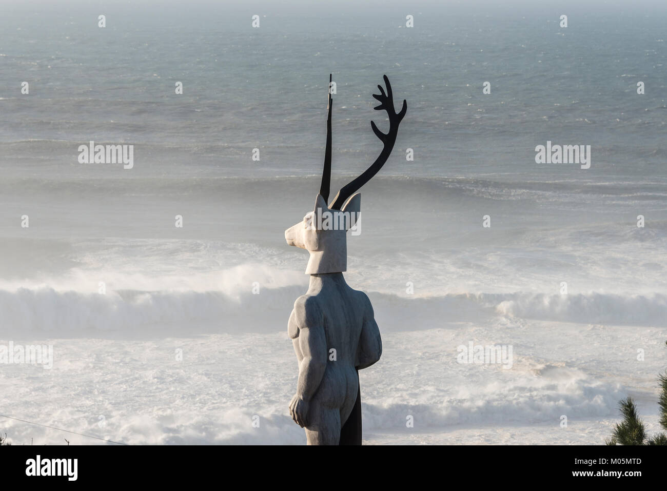 'Veado' surfer avec une tête de cerf à Praia do Norte statue en Nazaré, par le sculpteur Alberto Adália, Nazaré, Portugal Banque D'Images