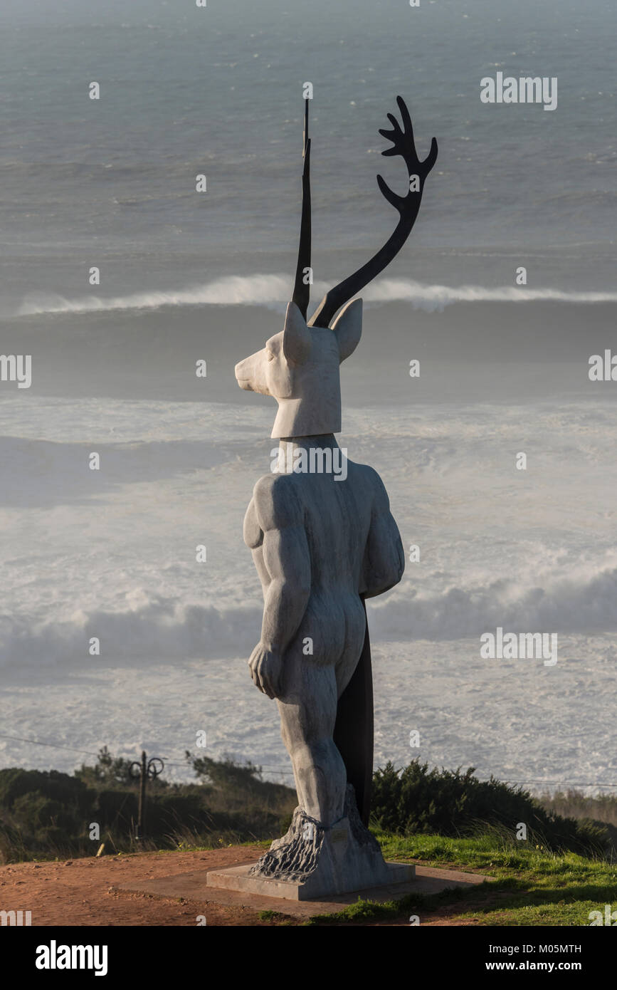'Veado' surfer avec une tête de cerf à Praia do Norte statue en Nazaré, par le sculpteur Alberto Adália, Nazaré, Portugal Banque D'Images