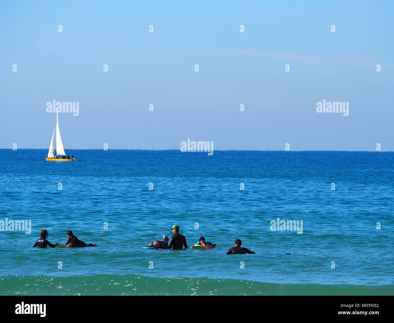 Vague surfeurs de la mer sur une parfaite journée claire Banque D'Images