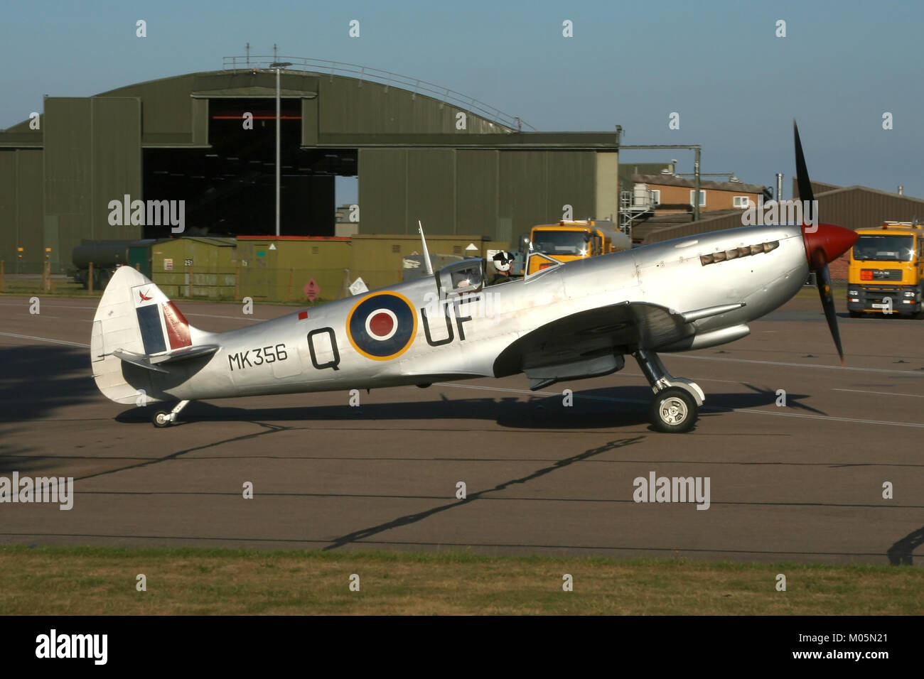Battle of Britain Memorial Flight Spitfire Mk LFIXe circuler hors de la BBMF hangar à RAF Coningsby pour une belle soirée d'été. Banque D'Images