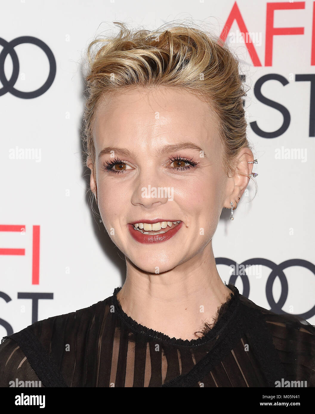 CAREY MULLIGAN French film actress assiste à la projection d'udbound "Netflix' à la Soirée d'ouverture du festival 2017 Gala présenté par Audi au théâtre chinois de Grauman le 9 novembre 2017 à Hollywood, Californie. Photo : Jeffrey Mayer Banque D'Images