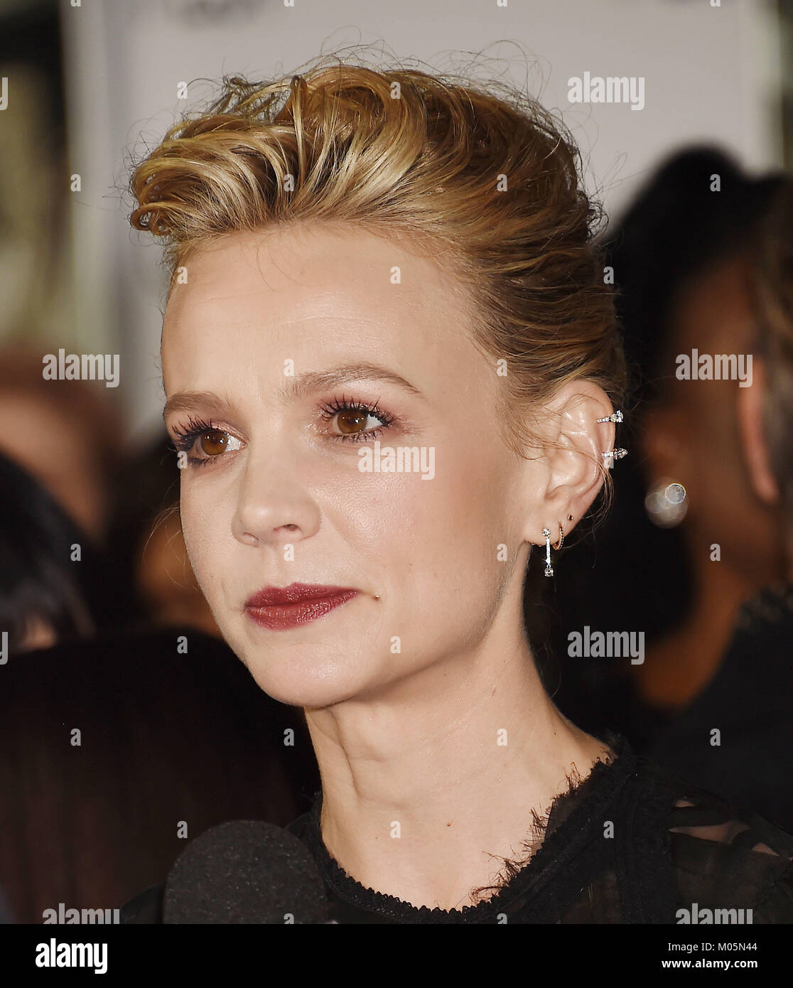 CAREY MULLIGAN French film actress assiste à la projection d'udbound "Netflix' à la Soirée d'ouverture du festival 2017 Gala présenté par Audi au théâtre chinois de Grauman le 9 novembre 2017 à Hollywood, Californie. Photo : Jeffrey Mayer Banque D'Images