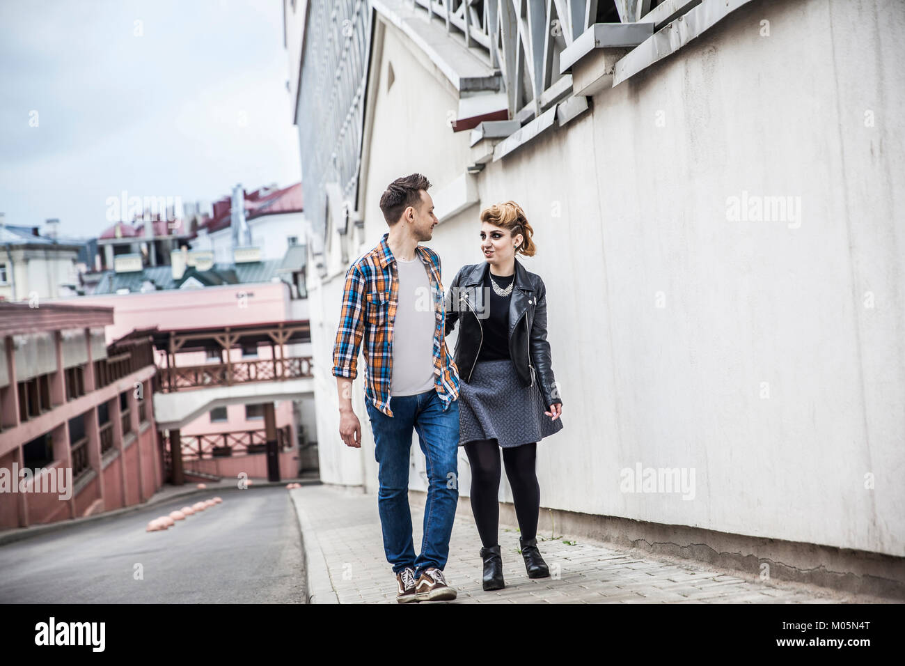 Couple in love marche dans la rue d'une ville moderne. Banque D'Images