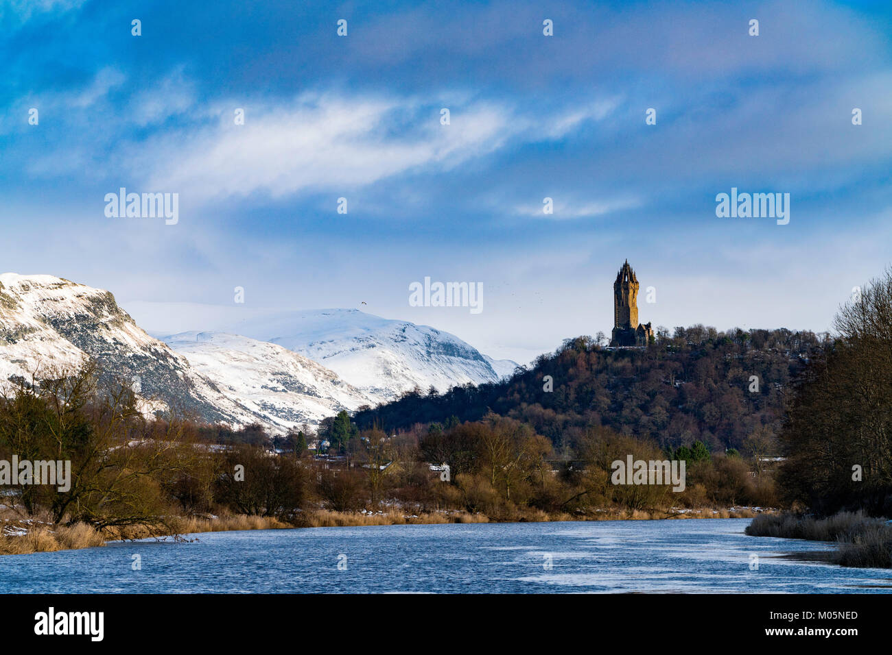 Vue sur Monument William Wallace le long de la rivière Forth dans Stirling , Ecosse, Royaume-Uni Banque D'Images