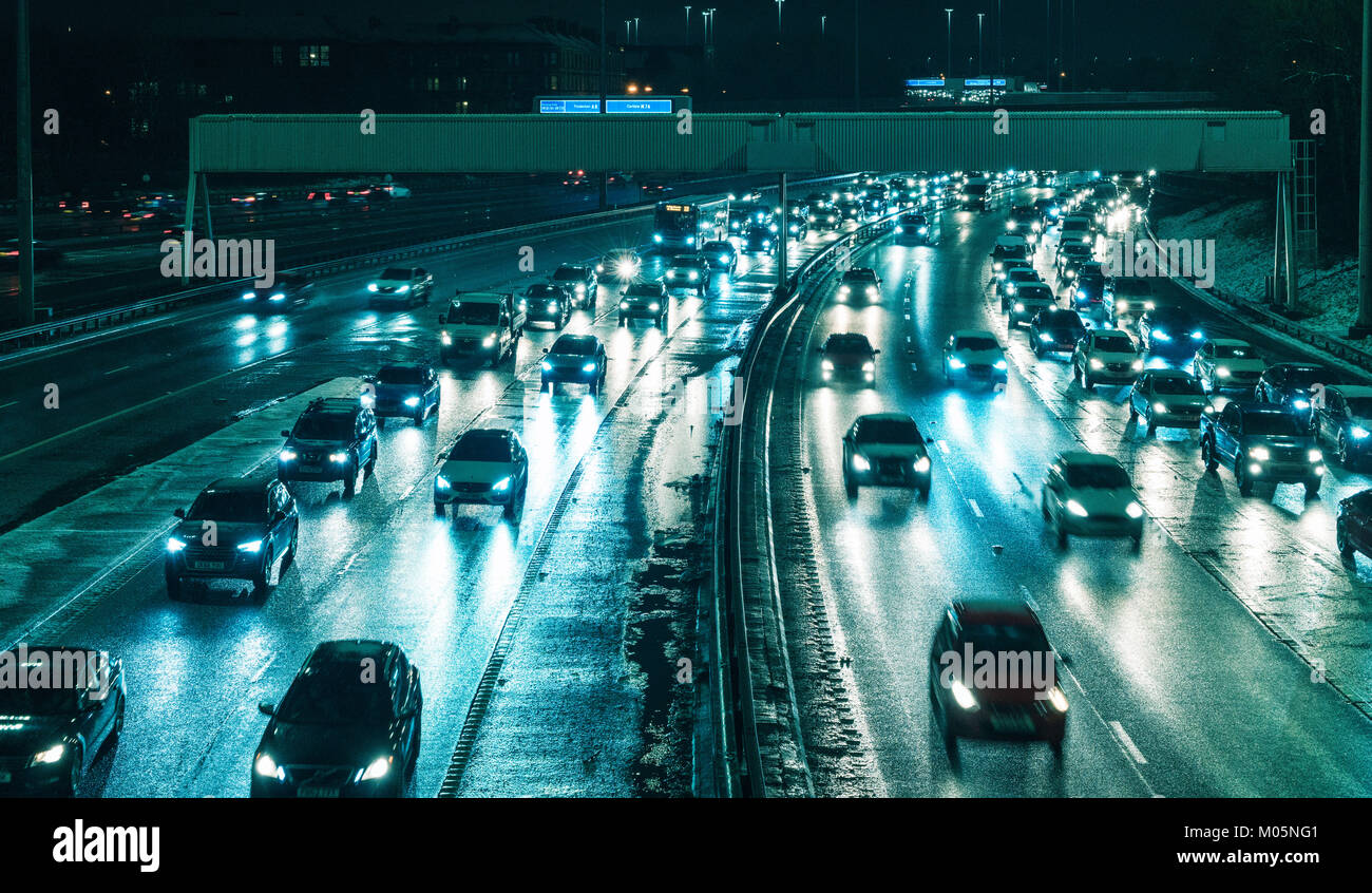 Vue nocturne de la circulation sur autoroute M8 en cas de mauvais temps dans le centre de Glasgow, Ecosse, Royaume-Uni. Banque D'Images