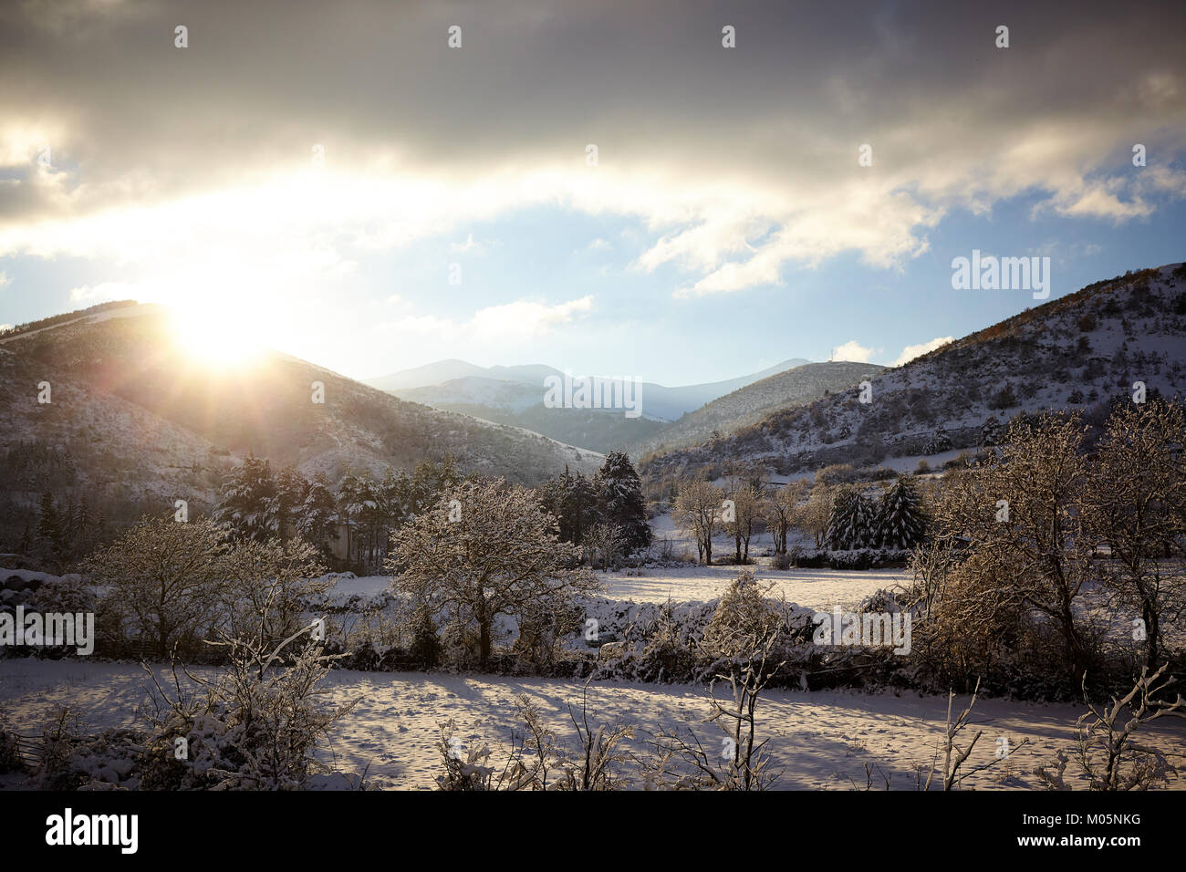 3/12/17 après le lever du soleil d'hiver neige dans Ezcaray, La Rioja, Espagne. Photo de James Sturcke | sturcke.org Banque D'Images