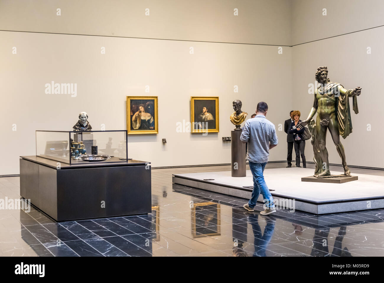 Les visiteurs dans l'une des galeries du Louvre, Abu Dhabi. Banque D'Images