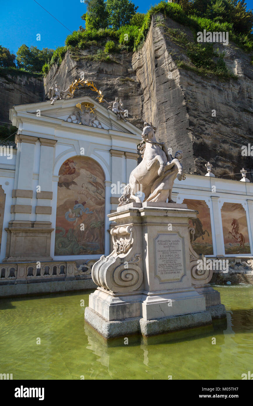 Salzbourg, Autriche - 13 septembre 2016 : l'étang de Herbert von Karajan Platz à Salzbourg le jour ensoleillé. Banque D'Images