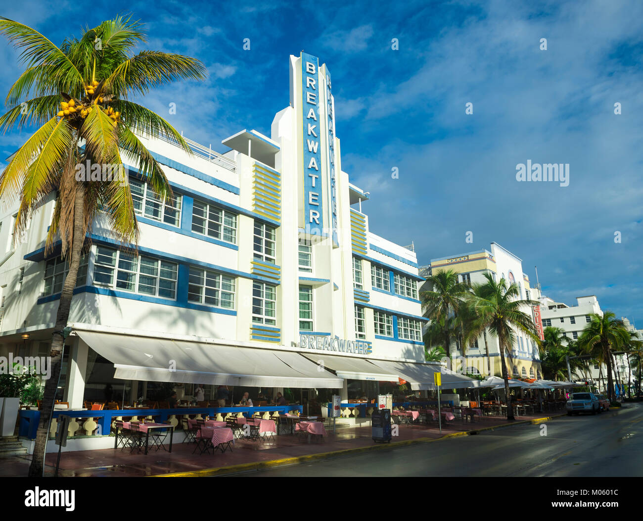 MIAMI - 12 janvier 2018 : Ocean Drive, également connu sous le nom de Deco pour sa densité de l'architecture Art déco, est vide par un beau matin. Banque D'Images