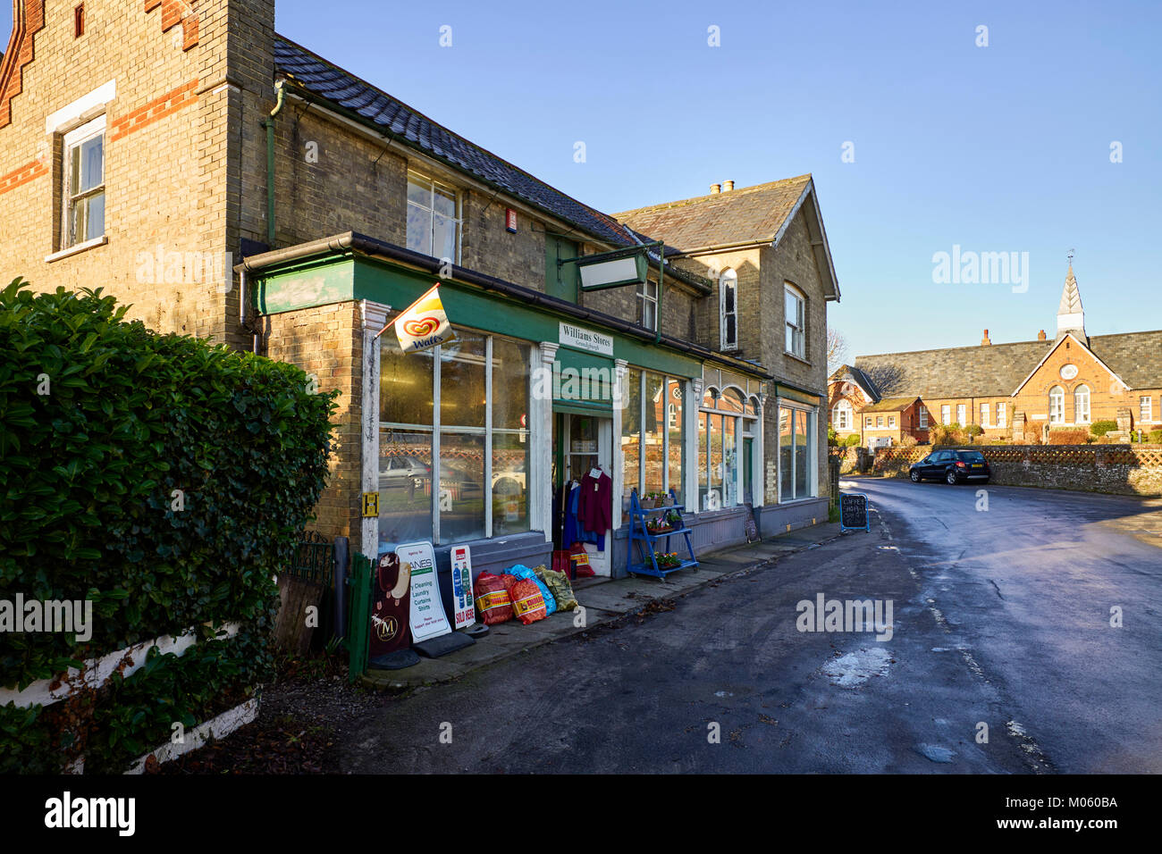 Le magasin du village à l'ancienne école à l'arrière-plan dans le village de Suffolk Grundisburgh Banque D'Images
