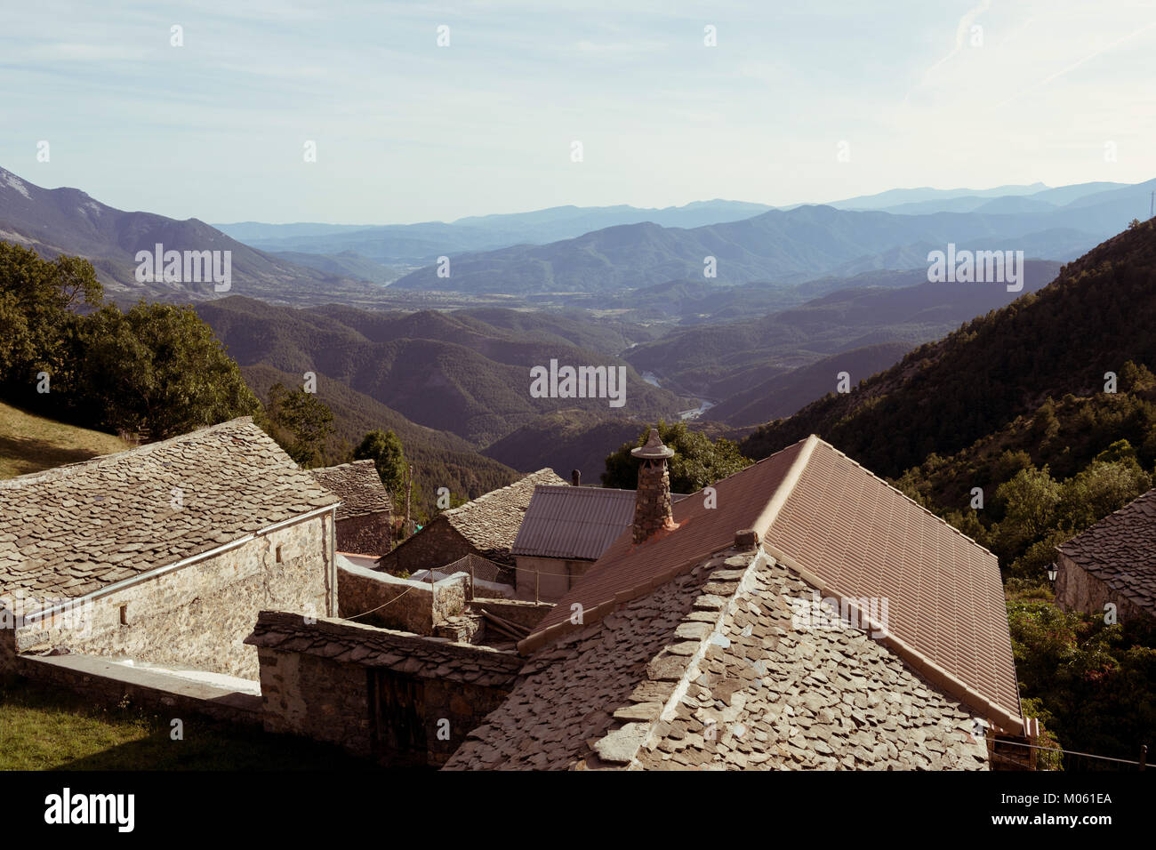 Toits de maisons en pierre sur fond de montagnes pittoresque sur la journée ensoleillée. Banque D'Images