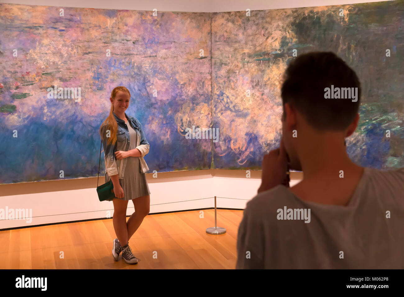 Jeune homme de prendre photo de petite amie en face de Nymphéas de Claude Monet, vers 1920, le MOMA, Banque D'Images