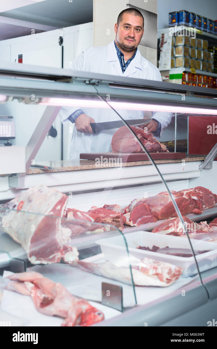 Boutique Homme personnel en robe blanche de vendre de la viande halal au comptoir Photo Stock Alamy